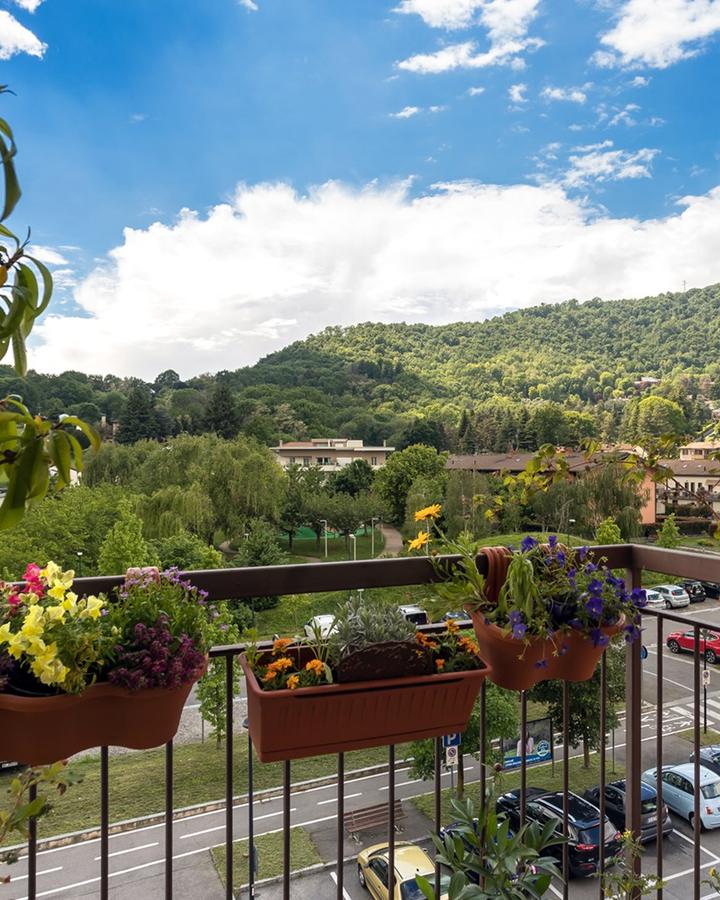 La vista dal balcone del Ciclamino a Torre Boldone, sulle colline verdi