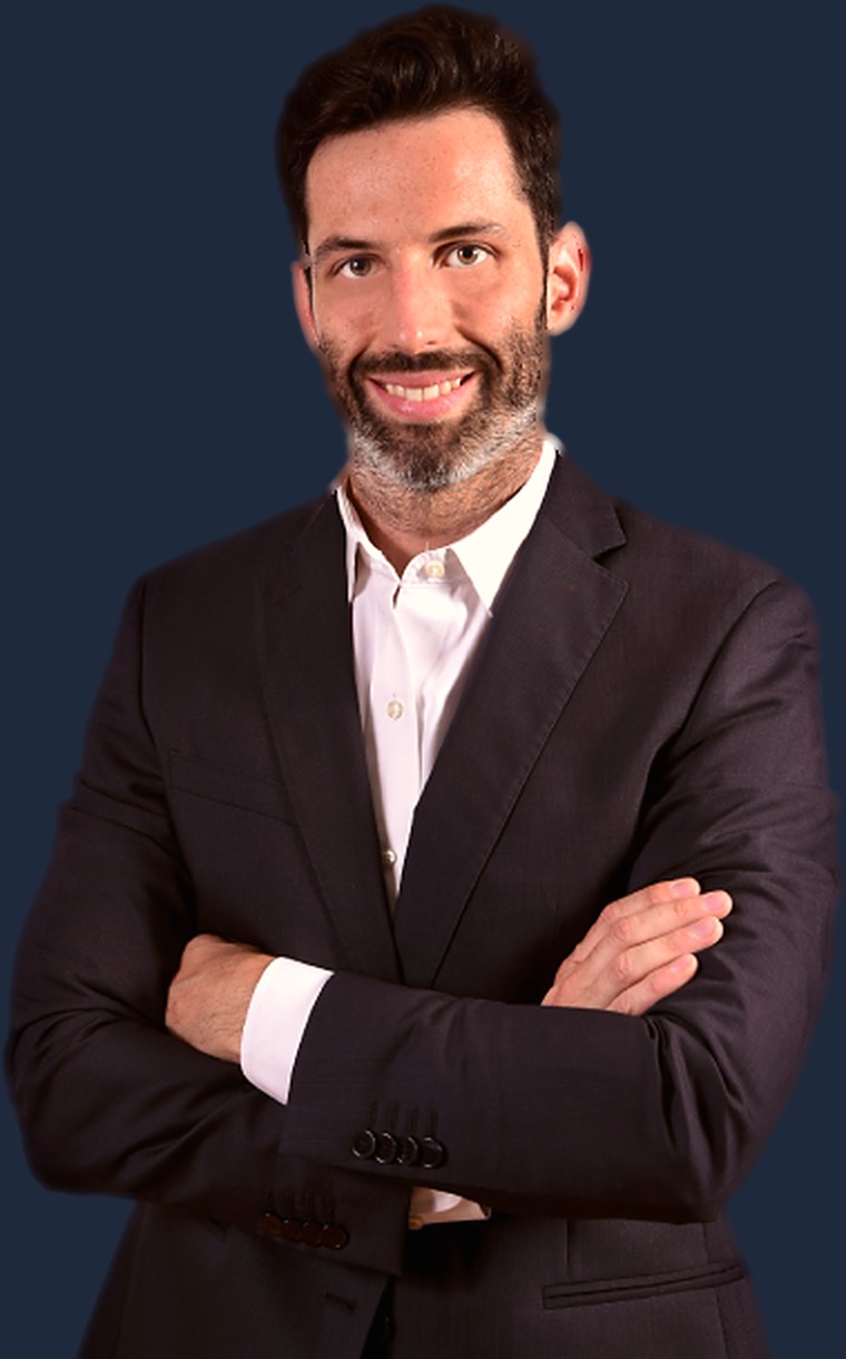 Fabio Arioli, in giacca scura e camicia bianca, a braccia conserte