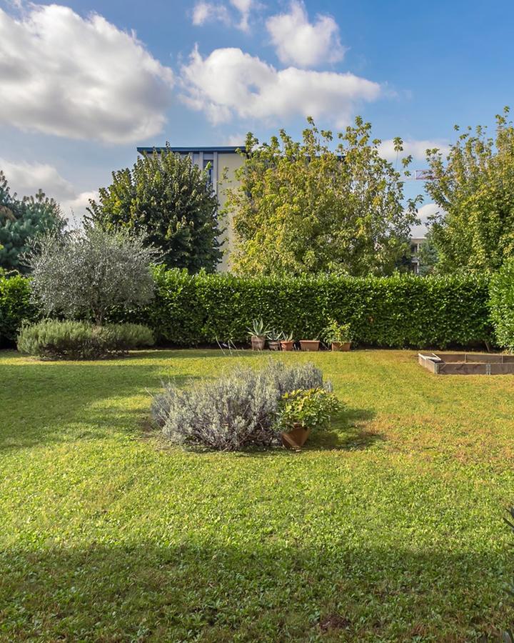 Il giardino del Melograno a Bergamo, prato e siepi
