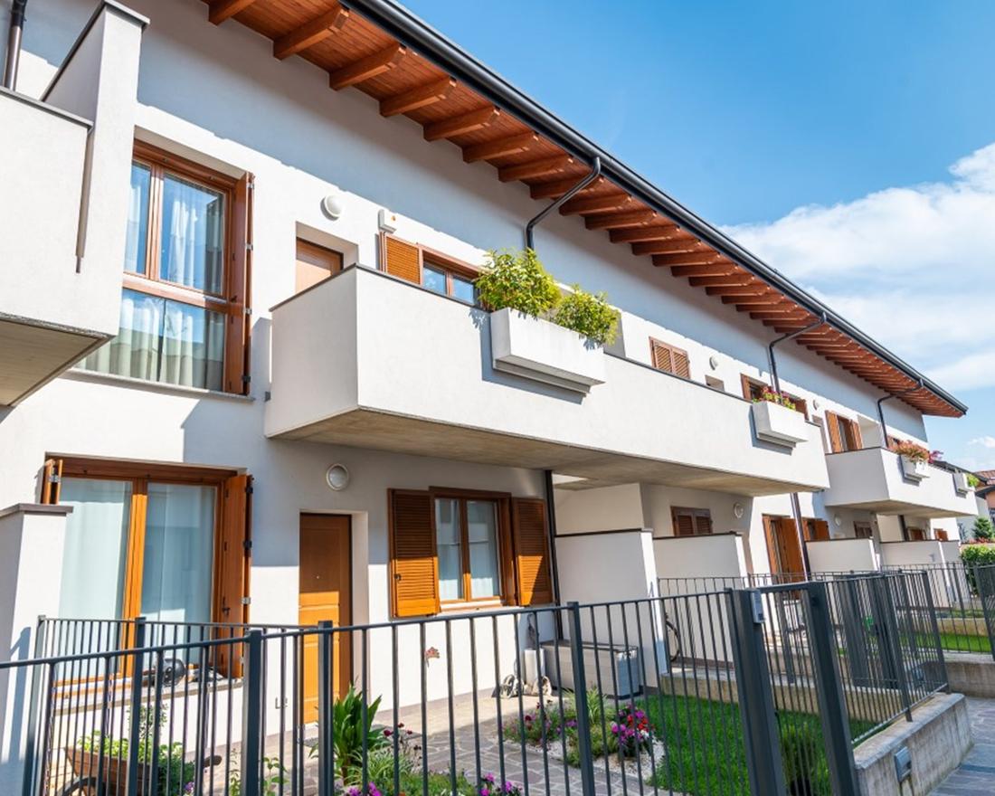 Le villette a schiera di Stezzano, con i balconi in legno