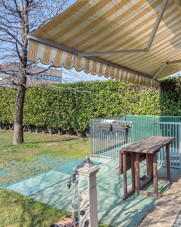 Il giardino di Villa Paola a Mapello, con il pergolato